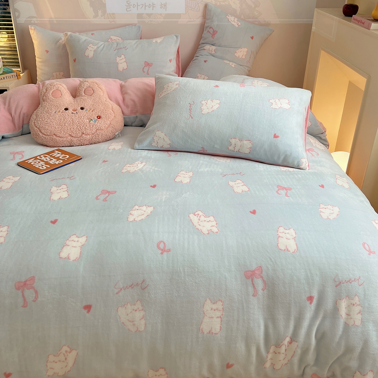 91家纺网 家纺一手货源 找家纺 瑞莱 2025新款A类200克高克重秋冬印花牛奶绒四件套-卡通系列 甜心猫咪