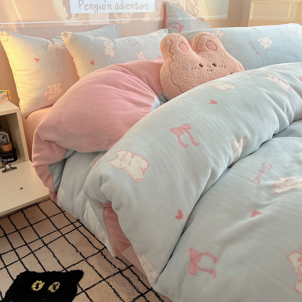 91家纺网 家纺一手货源 找家纺 瑞莱 2025新款A类200克高克重秋冬印花牛奶绒四件套-卡通系列 甜心猫咪