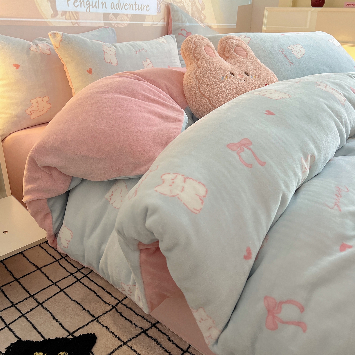 91家纺网 家纺一手货源 找家纺 瑞莱 2025新款A类200克高克重秋冬印花牛奶绒四件套-卡通系列 甜心猫咪