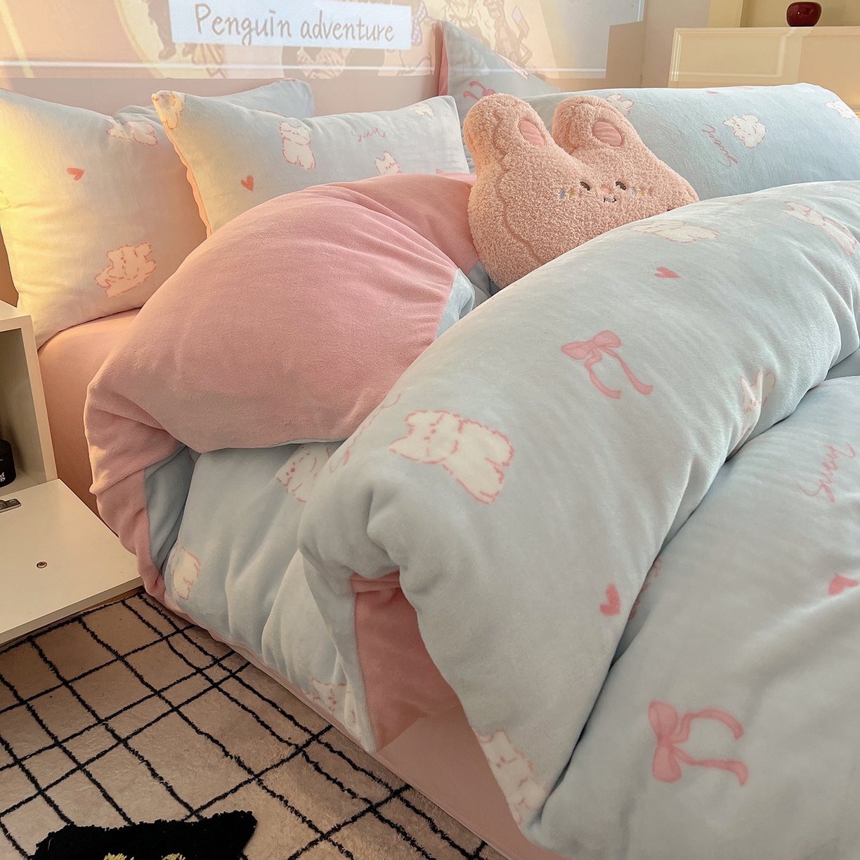 91家纺网 家纺一手货源 找家纺 瑞莱 2025新款A类200克高克重秋冬印花牛奶绒四件套-卡通系列 甜心猫咪