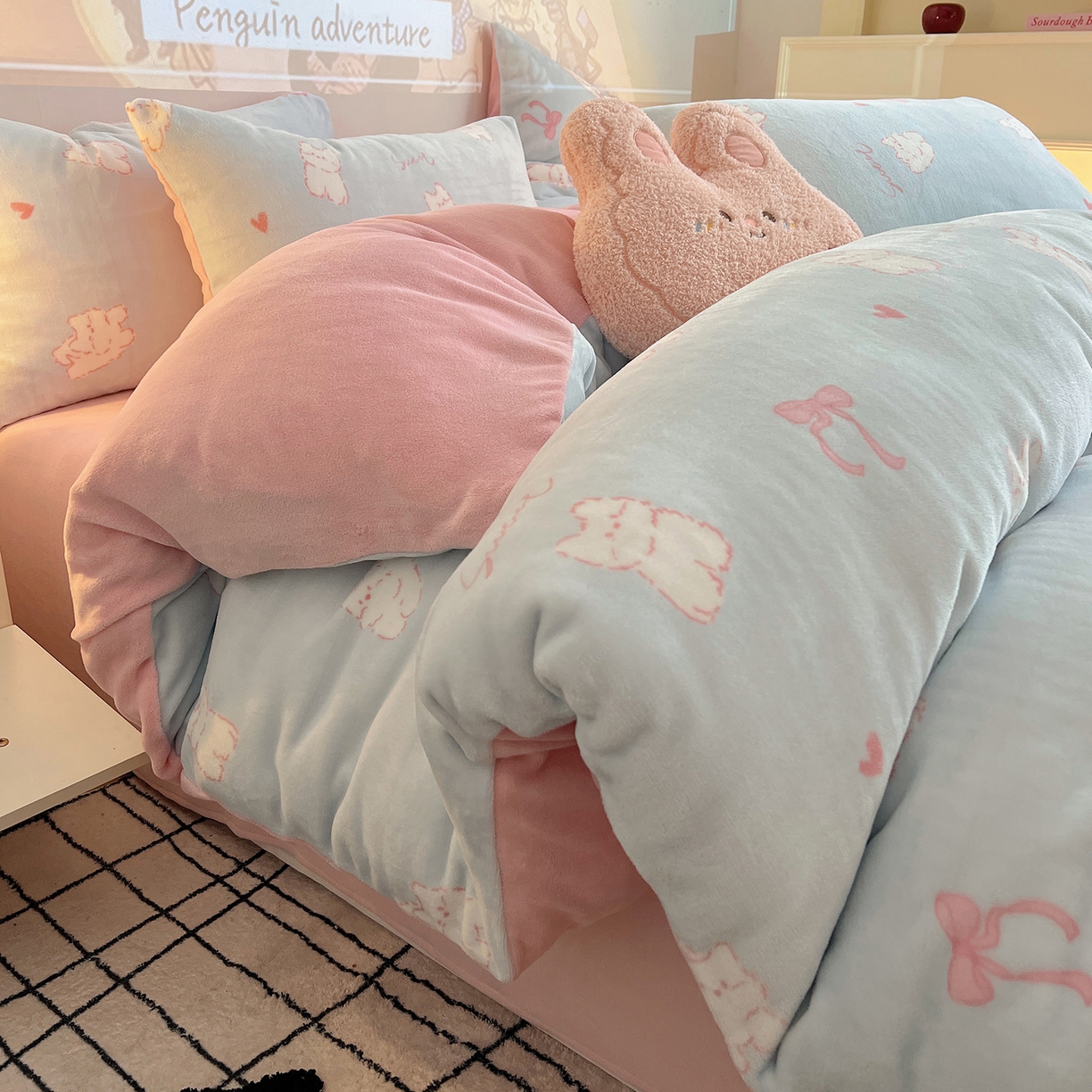 91家纺网 家纺一手货源 找家纺 瑞莱 2025新款A类200克高克重秋冬印花牛奶绒四件套-卡通系列 甜心猫咪