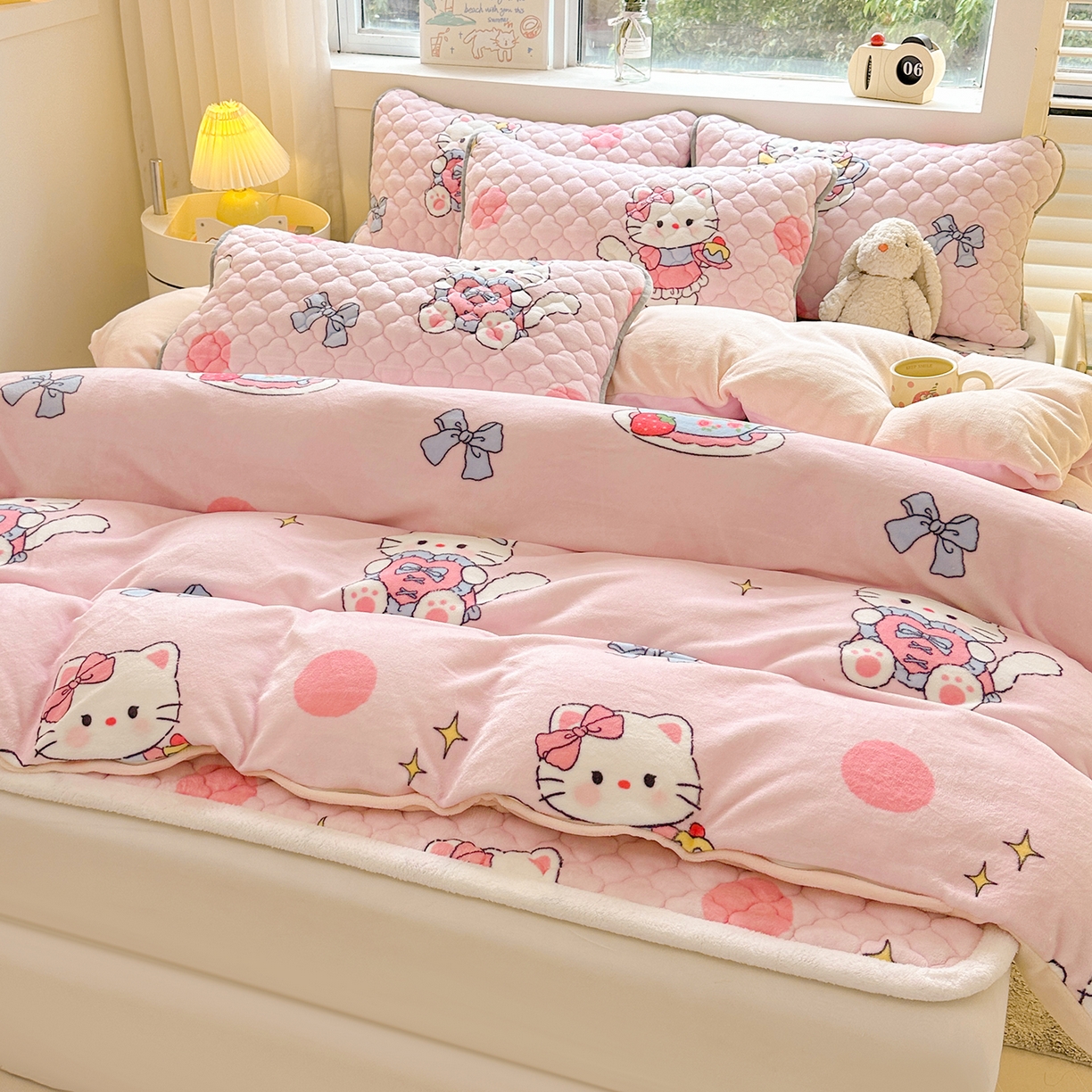 91家纺网 家纺一手货源 找家纺 康纳利 2025新款亲肤舒适牛奶绒加厚保暖卡通床垫床褥床褥款-甜心猫咪