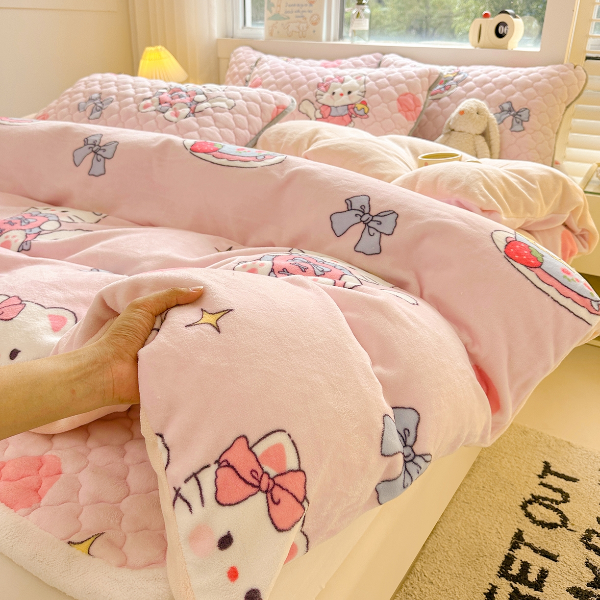 91家纺网 家纺一手货源 找家纺 康纳利 2025新款亲肤舒适牛奶绒加厚保暖卡通床垫床褥床褥款-甜心猫咪