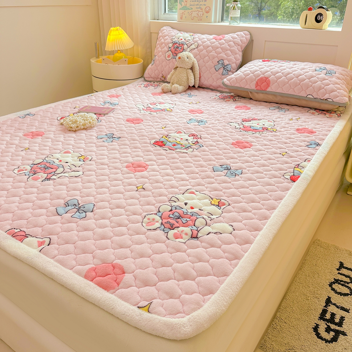 91家纺网 家纺一手货源 找家纺 康纳利 2025新款亲肤舒适牛奶绒加厚保暖卡通床垫床褥床褥款-甜心猫咪