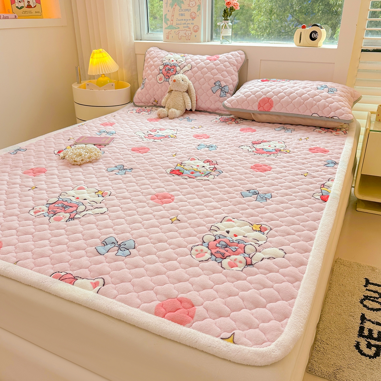 91家纺网 家纺一手货源 找家纺 康纳利 2025新款亲肤舒适牛奶绒加厚保暖卡通床垫床褥床褥款-甜心猫咪