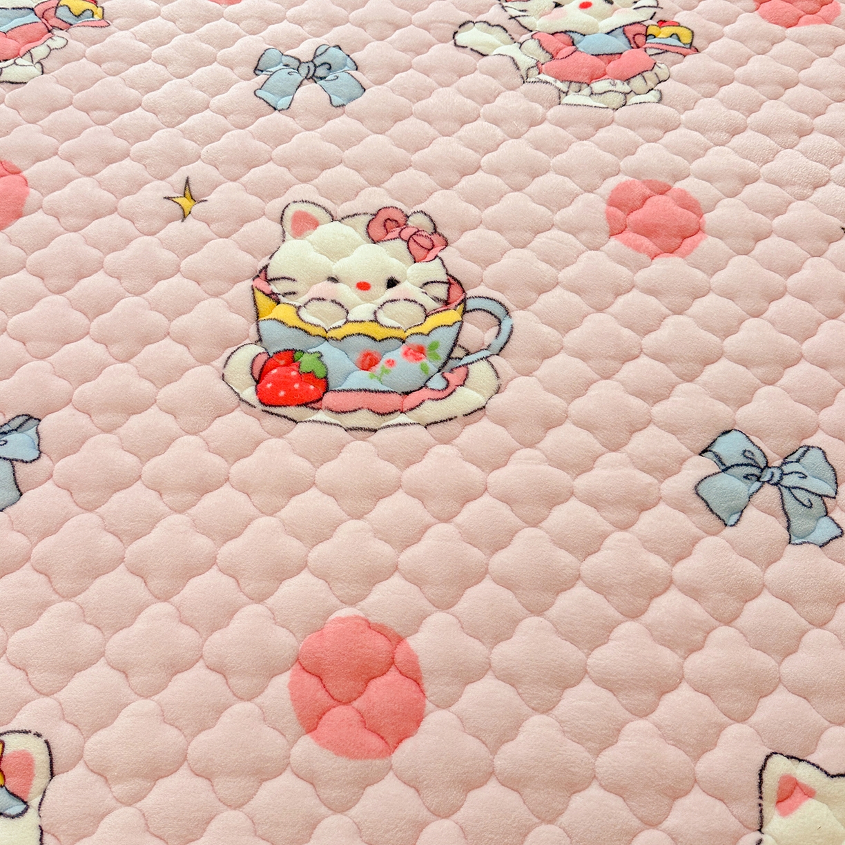 91家纺网 家纺一手货源 找家纺 康纳利 2025新款亲肤舒适牛奶绒加厚保暖卡通床垫床褥床褥款-甜心猫咪