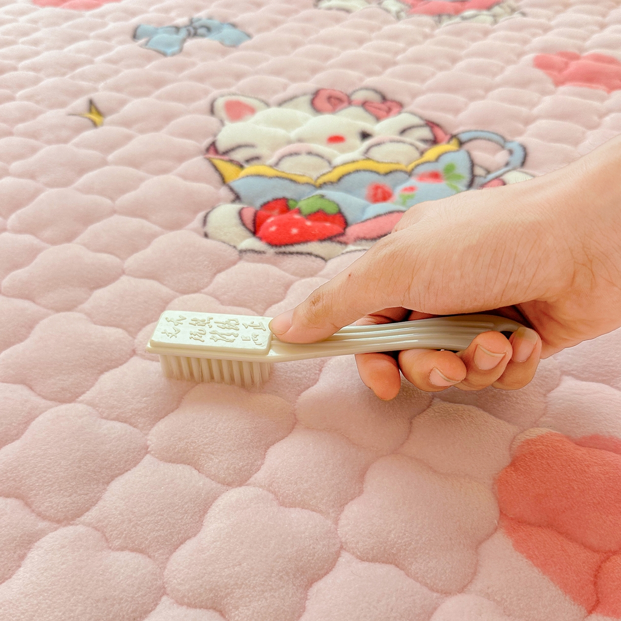 91家纺网 家纺一手货源 找家纺 康纳利 2025新款亲肤舒适牛奶绒加厚保暖卡通床垫床褥床褥款-甜心猫咪