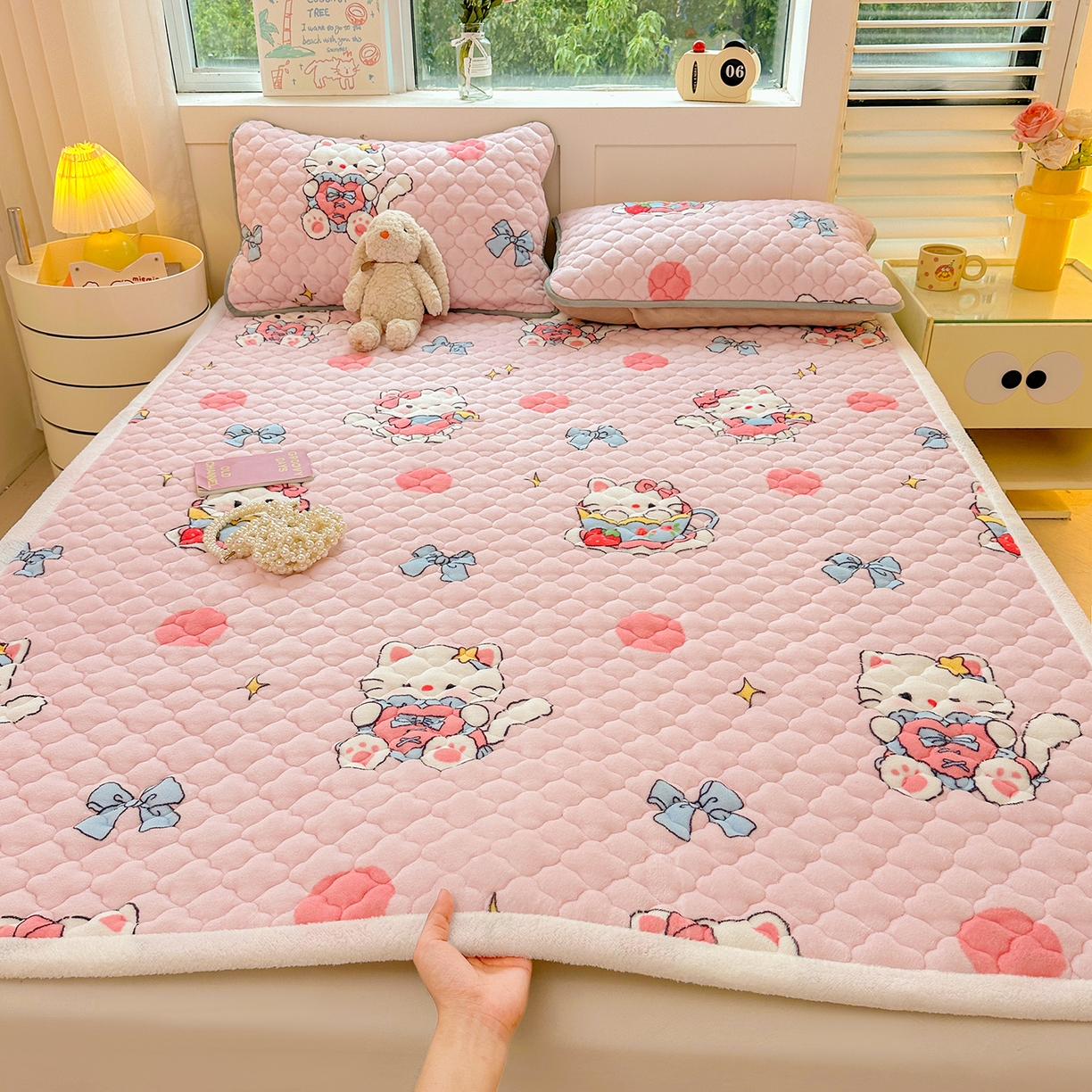 91家纺网 家纺一手货源 找家纺 康纳利 2025新款亲肤舒适牛奶绒加厚保暖卡通床垫床褥床褥款-甜心猫咪