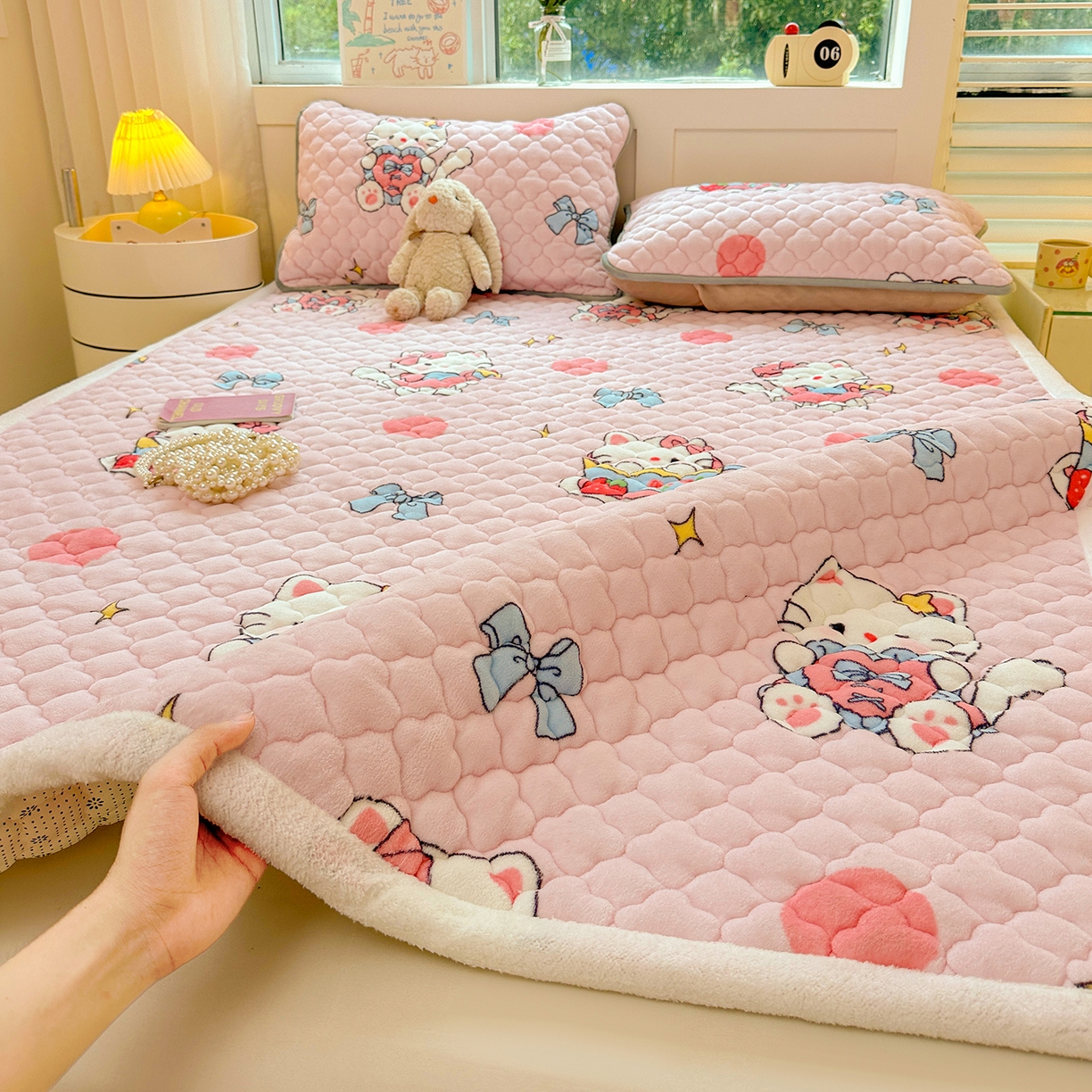 91家纺网 家纺一手货源 找家纺 康纳利 2025新款亲肤舒适牛奶绒加厚保暖卡通床垫床褥床褥款-甜心猫咪
