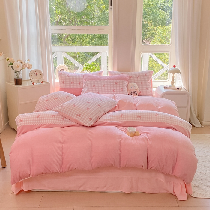 91家纺网 家纺一手货源 找家纺 豫见家纺 2025新款牛奶绒印花四件套 粉雾轻梦