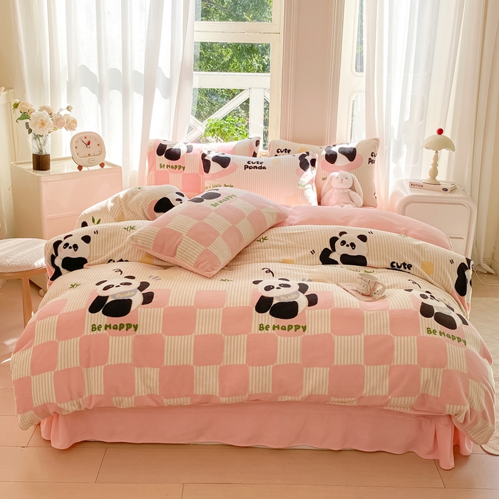 91家纺网 家纺一手货源 找家纺 豫见家纺 2025新款牛奶绒印花四件套 熊猫乐园-粉