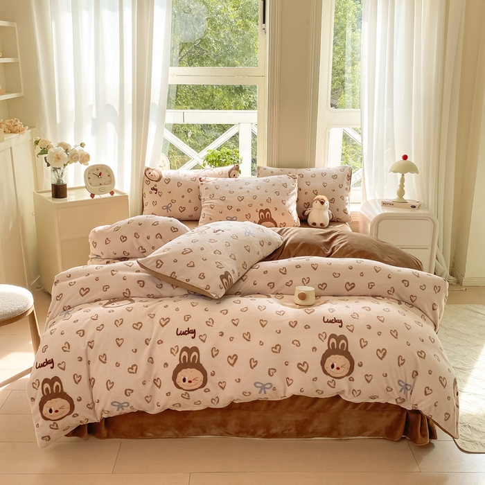 91家纺网 家纺一手货源 找家纺 豫见家纺 2025新款牛奶绒印花四件套 淘气兔