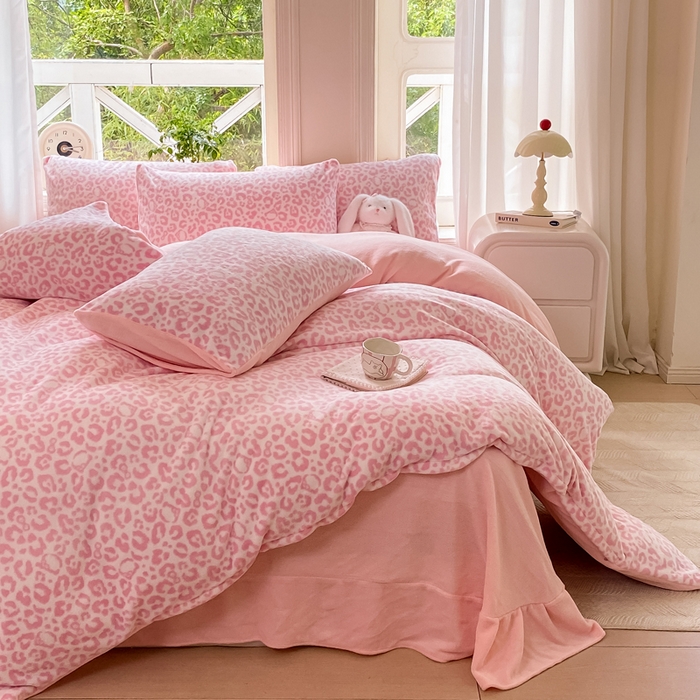 91家纺网 家纺一手货源 找家纺 豫见家纺 2025新款牛奶绒印花四件套 豹纹粉