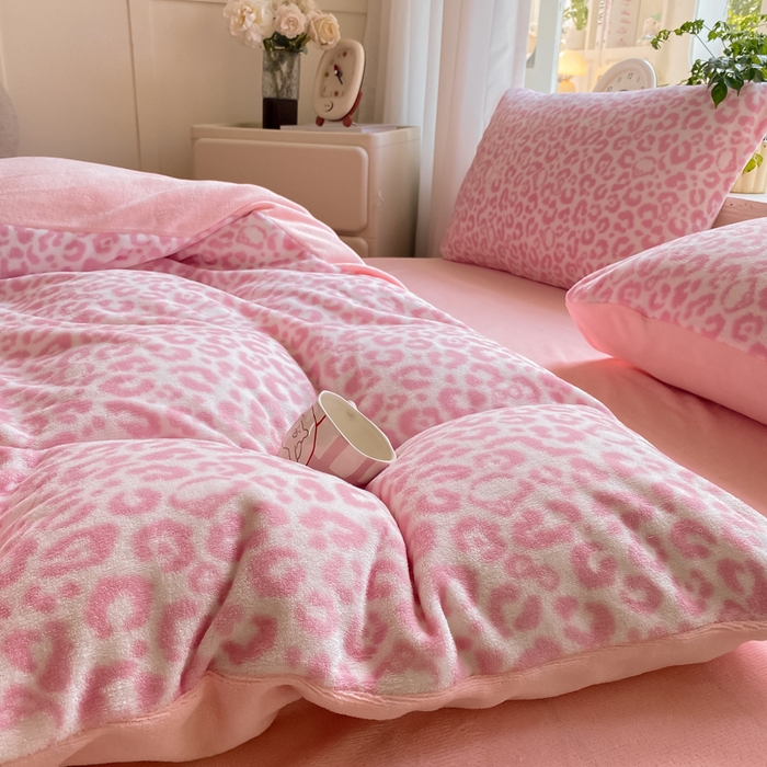 91家纺网 家纺一手货源 找家纺 豫见家纺 2025新款牛奶绒印花四件套 豹纹粉