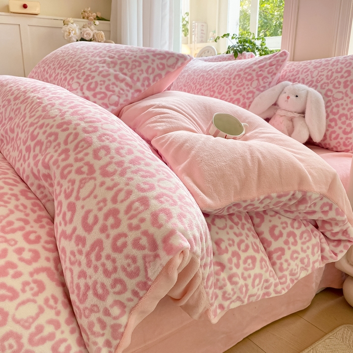 91家纺网 家纺一手货源 找家纺 豫见家纺 2025新款牛奶绒印花四件套 豹纹粉