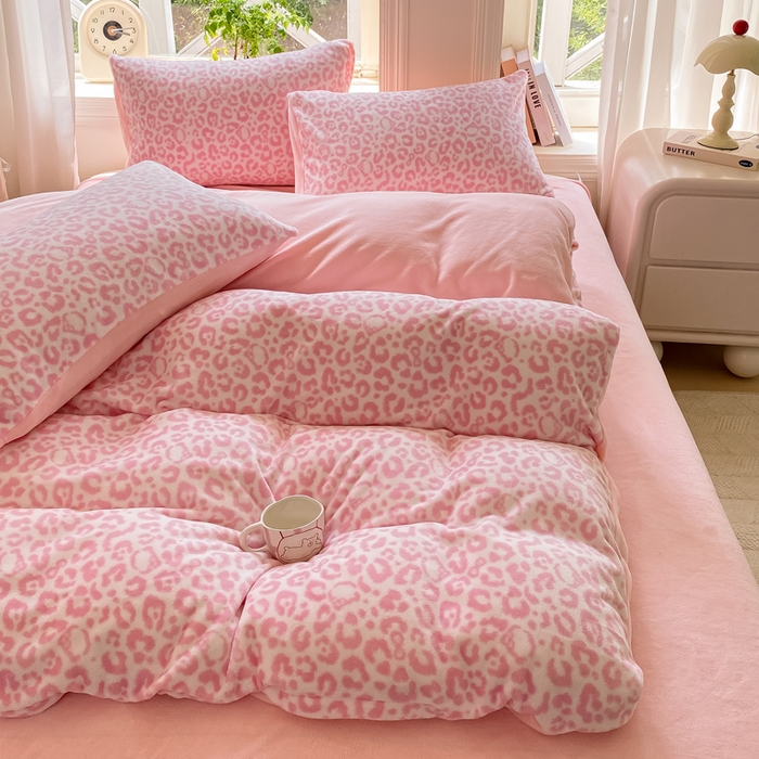 91家纺网 家纺一手货源 找家纺 豫见家纺 2025新款牛奶绒印花四件套 豹纹粉