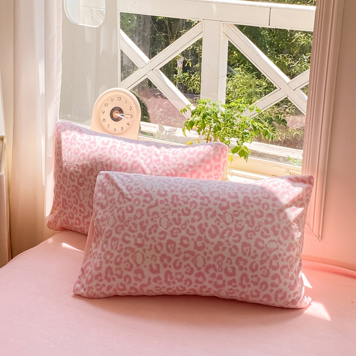 91家纺网 家纺一手货源 找家纺 豫见家纺 2025新款牛奶绒印花四件套 豹纹粉