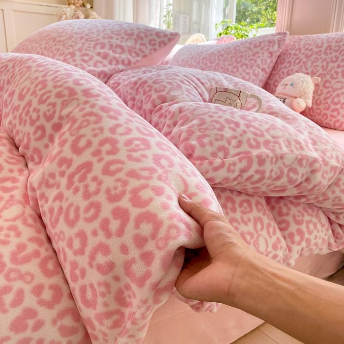 91家纺网 家纺一手货源 找家纺 豫见家纺 2025新款牛奶绒印花四件套 豹纹粉