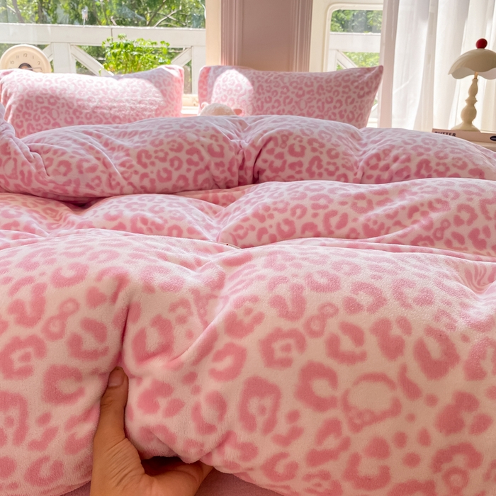 91家纺网 家纺一手货源 找家纺 豫见家纺 2025新款牛奶绒印花四件套 豹纹粉