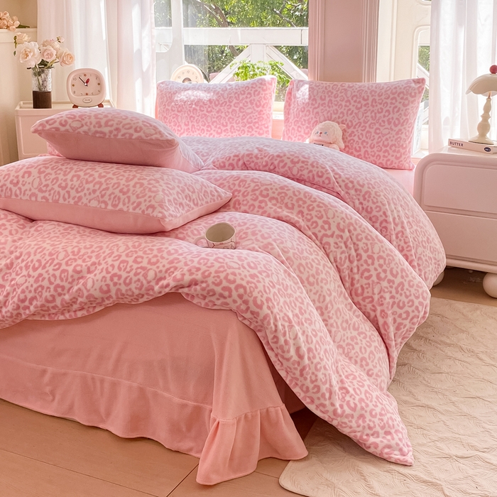 91家纺网 家纺一手货源 找家纺 豫见家纺 2025新款牛奶绒印花四件套 豹纹粉