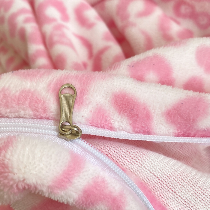 91家纺网 家纺一手货源 找家纺 豫见家纺 2025新款牛奶绒印花四件套 豹纹粉