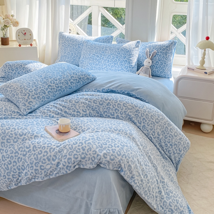 91家纺网 家纺一手货源 找家纺 豫见家纺 2025新款牛奶绒印花四件套 豹纹蓝