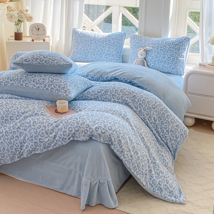 91家纺网 家纺一手货源 找家纺 豫见家纺 2025新款牛奶绒印花四件套 豹纹蓝