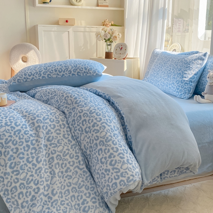 91家纺网 家纺一手货源 找家纺 豫见家纺 2025新款牛奶绒印花四件套 豹纹蓝