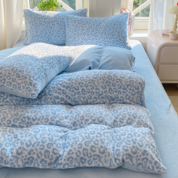 91家纺网 家纺一手货源 找家纺 豫见家纺 2025新款牛奶绒印花四件套 豹纹蓝