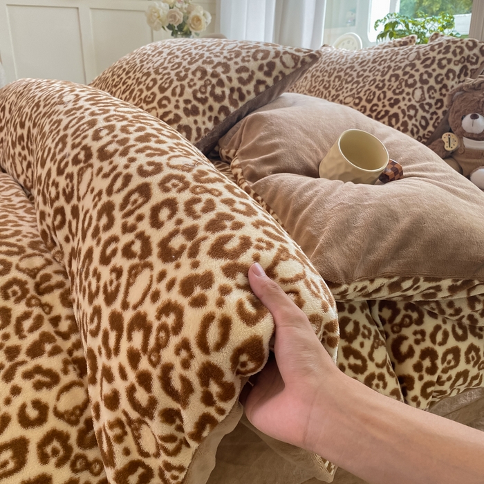 91家纺网 家纺一手货源 找家纺 豫见家纺 2025新款牛奶绒印花四件套 豹纹棕