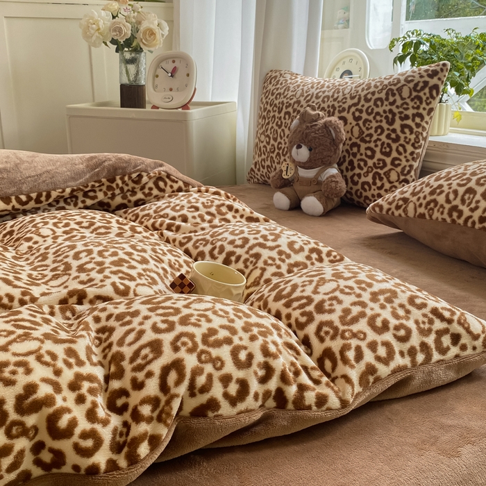 91家纺网 家纺一手货源 找家纺 豫见家纺 2025新款牛奶绒印花四件套 豹纹棕