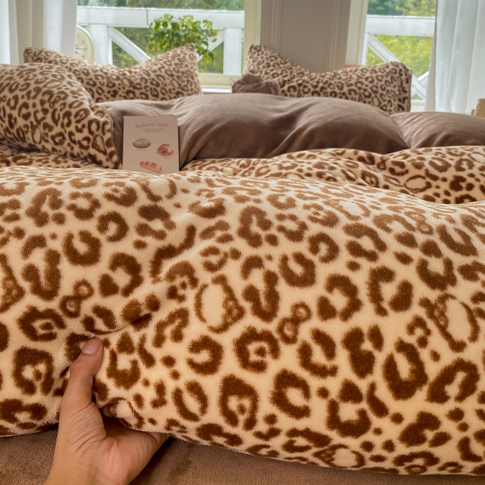 91家纺网 家纺一手货源 找家纺 豫见家纺 2025新款牛奶绒印花四件套 豹纹棕