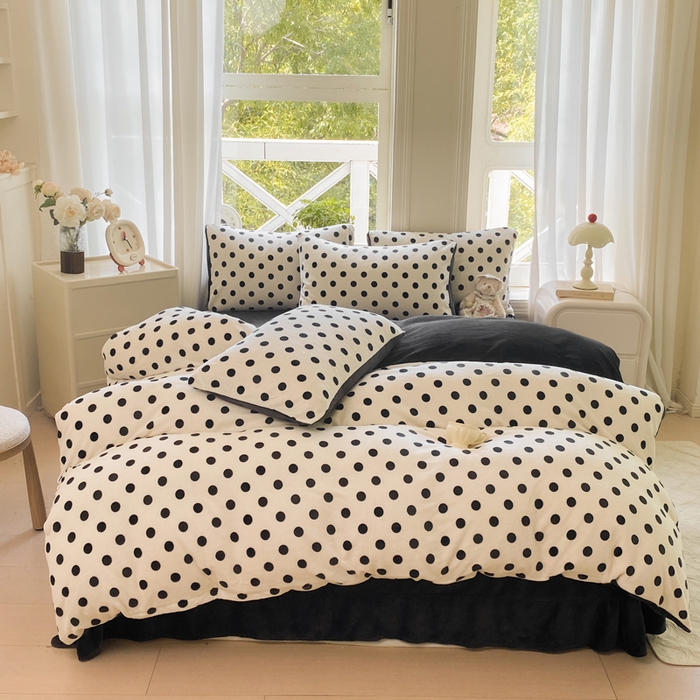 91家纺网 家纺一手货源 找家纺 豫见家纺 2025新款牛奶绒印花四件套 波点时代-白