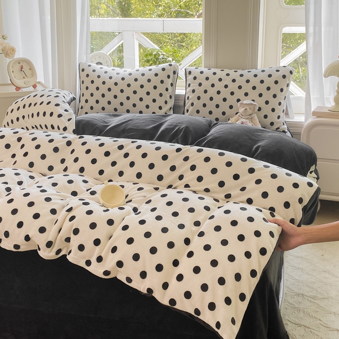 91家纺网 家纺一手货源 找家纺 豫见家纺 2025新款牛奶绒印花四件套 波点时代-白