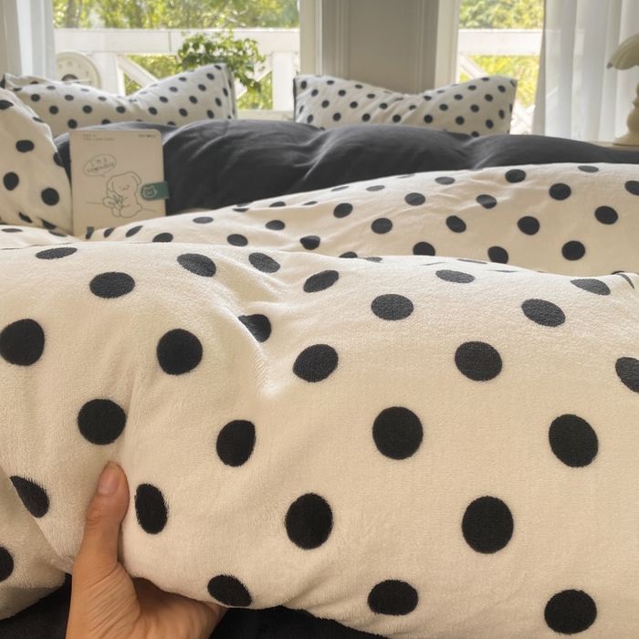 91家纺网 家纺一手货源 找家纺 豫见家纺 2025新款牛奶绒印花四件套 波点时代-白