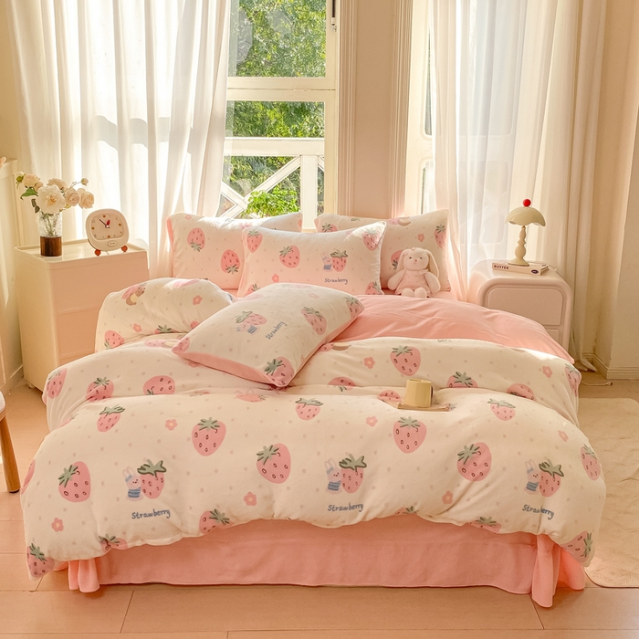 91家纺网 家纺一手货源 找家纺 豫见家纺 2025新款牛奶绒印花四件套 草莓梦境