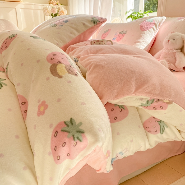 91家纺网 家纺一手货源 找家纺 豫见家纺 2025新款牛奶绒印花四件套 草莓梦境