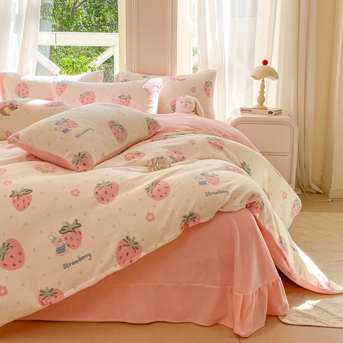 91家纺网 家纺一手货源 找家纺 豫见家纺 2025新款牛奶绒印花四件套 草莓梦境