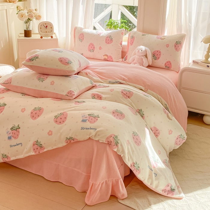 91家纺网 家纺一手货源 找家纺 豫见家纺 2025新款牛奶绒印花四件套 草莓梦境