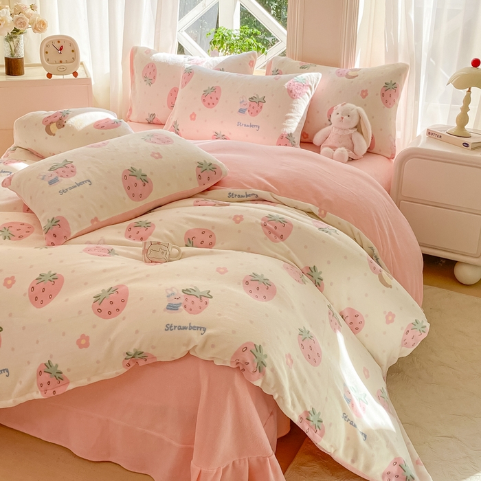 91家纺网 家纺一手货源 找家纺 豫见家纺 2025新款牛奶绒印花四件套 草莓梦境