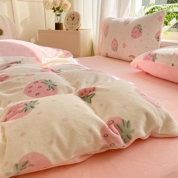 91家纺网 家纺一手货源 找家纺 豫见家纺 2025新款牛奶绒印花四件套 草莓梦境