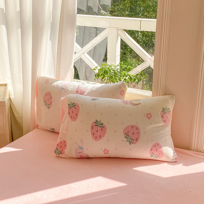 91家纺网 家纺一手货源 找家纺 豫见家纺 2025新款牛奶绒印花四件套 草莓梦境