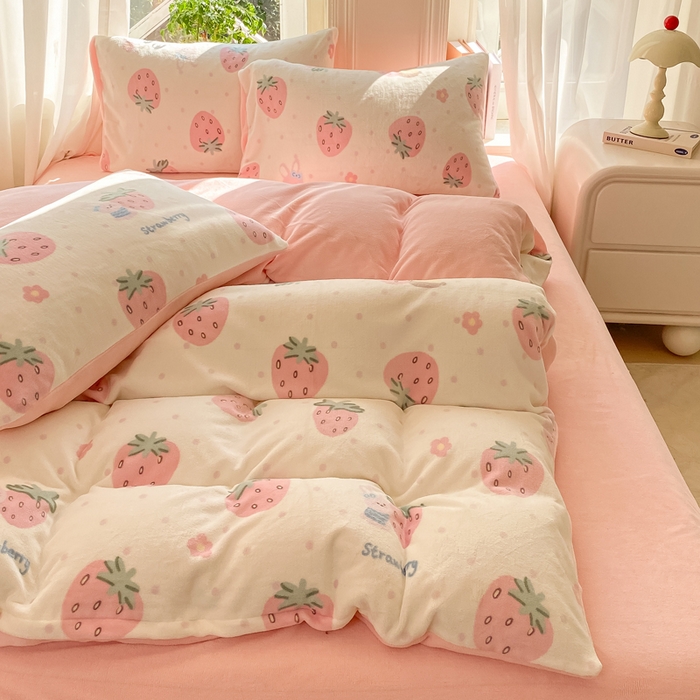 91家纺网 家纺一手货源 找家纺 豫见家纺 2025新款牛奶绒印花四件套 草莓梦境