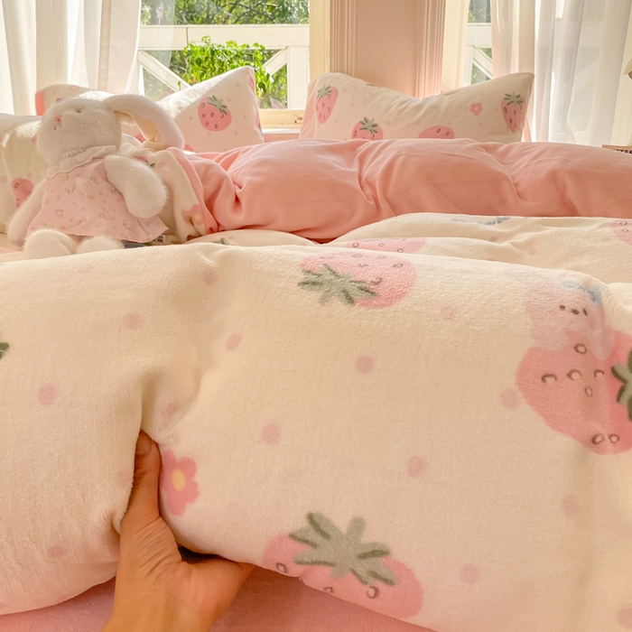 91家纺网 家纺一手货源 找家纺 豫见家纺 2025新款牛奶绒印花四件套 草莓梦境