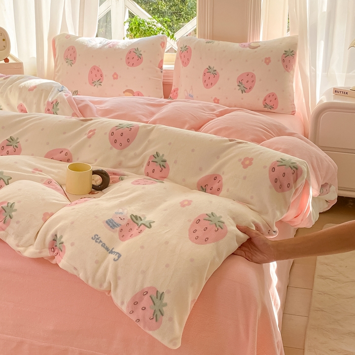 91家纺网 家纺一手货源 找家纺 豫见家纺 2025新款牛奶绒印花四件套 草莓梦境