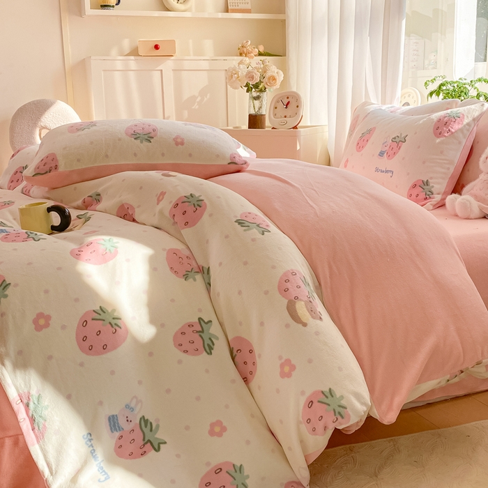 91家纺网 家纺一手货源 找家纺 豫见家纺 2025新款牛奶绒印花四件套 草莓梦境