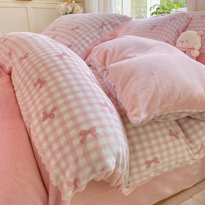 91家纺网 家纺一手货源 找家纺 豫见家纺 2025新款牛奶绒印花四件套 粉雾轻梦