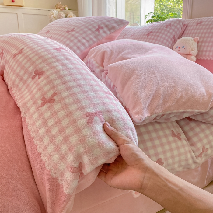 91家纺网 家纺一手货源 找家纺 豫见家纺 2025新款牛奶绒印花四件套 粉雾轻梦