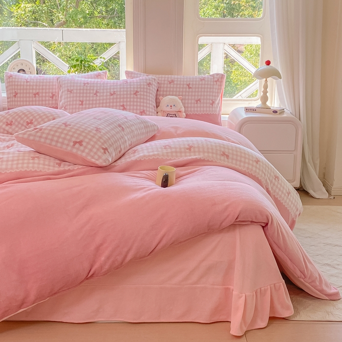 91家纺网 家纺一手货源 找家纺 豫见家纺 2025新款牛奶绒印花四件套 粉雾轻梦