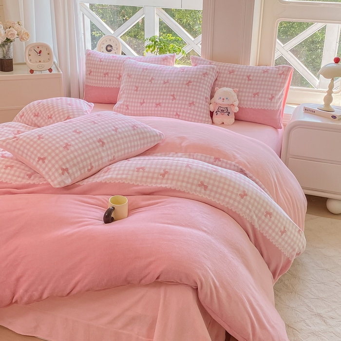 91家纺网 家纺一手货源 找家纺 豫见家纺 2025新款牛奶绒印花四件套 粉雾轻梦